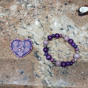 Vtg Women's Chunky 7" Purple Beaded Stretch Bracelet And Large Heart Brooch Set.